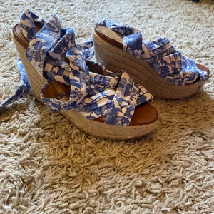 Sandaler  - Sandal med platå och knytning 