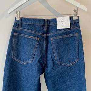 Snygga bootcut jeans från zara i en klassisk mörk blå tvätt. Trendig 70-tals modell med klassiska orangea sömmar. Helt oanvända, hela och rena med prislappen kvar.