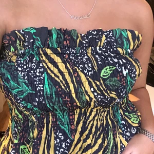 Tubtopp✨ - Sååå fin tubtopp, finns även medföljande band! Fin passform med lite ”volang” nertill🤎