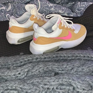 Skor😍 - Ettnpar skit fina skor från Nike använt typ 3-5 gånger och säljer pågrund av för stor storlek ❤️😍