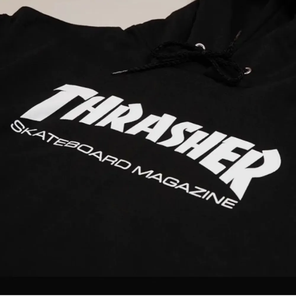 Trasher hoodie, originalpris 1000kr. Defekt på snöret då det fastnade i en dragkedja (se bild 3), men bortsett från det fint skick. 🖤. Hoodies.