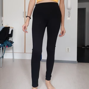 Svarta Jeggings från Zara - Helt öanvända Svarta Hög midja Jeggings från Zara. Storlek XS. Säljer pga för liten. Kedja på båda sidan o inga fickor.
