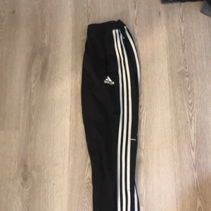 Adidas byxor - Oanvända adidas byxor i storlek S. Frakt tillkommer, buda!!💕