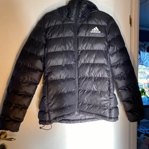 Vinterjacka  - Säljer en svart vinterjacka ifrån adidas i storlek M, men passar även en S. Den är aldrig använd. Bud från 300kr. 