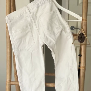 Jeans Gina Tricot. Storlek 25 - Jeans från Gina i storlek 25. Sparsamt använda så i fint skick.