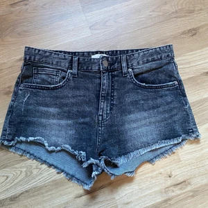 Shorts  - Säljer ett par grå/svarta shorts ifrån H&M i storlek 36, använd fåtal gånger.