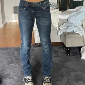 Tom tailor jeans - As snygga jeans ifrån tom tailor i den perfekta färgen. Dom är lågmidjade och sitter bra på mig som är ca 167 cm, storlek 27. Köpt dom av en tjej på insta men har själv endast använt dom en gång så skulle säga att dom är i nyskick. Köparen står för frakten
