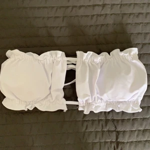 Vit bikini topp från shein strl s - 🤍bikini topp från shein med två knytningar bak, vaddering fram. Aldrig använd! Säljes p.g.a att den är för stor för mig. 💕skriv vid frågor