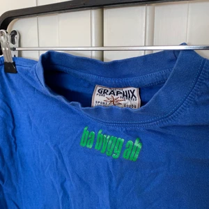 T-shirt - Sjukt snygg blå kortare tshirt som sitter tajt. I bra skick, inga tydliga tecken på väl användning, bra skick!