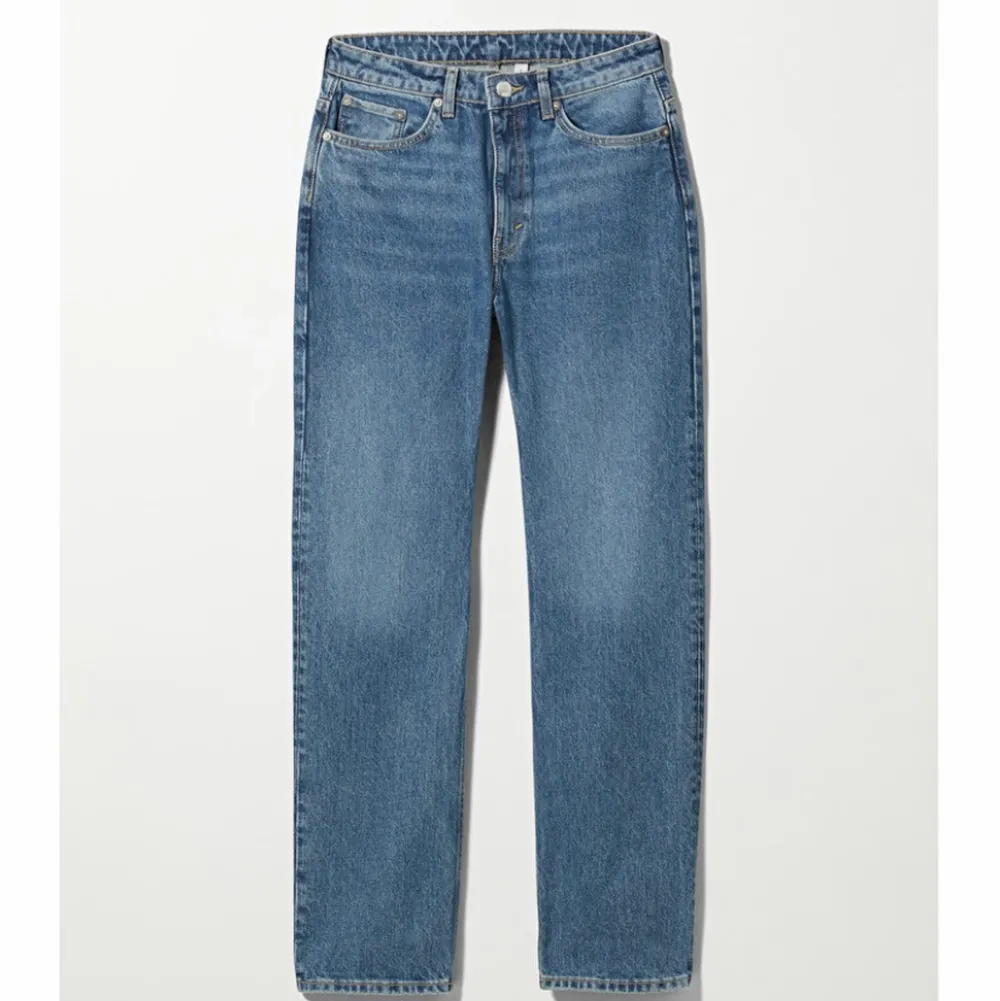 Weekday jeans storlek 26/30, använda fåtal gånger så bra skick, skicka privat för mer bilder hur de sitter på 💓 köpte för 500kr! Säljer då jag har ett till par liknande. Jeans & Byxor.