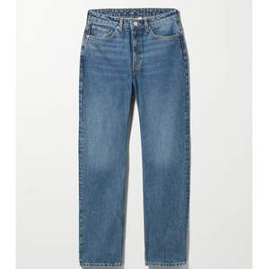 Weekday jeans storlek 26/30, använda fåtal gånger så bra skick, skicka privat för mer bilder hur de sitter på 💓 köpte för 500kr! Säljer då jag har ett till par liknande