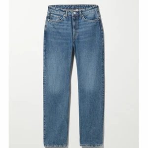 Weekday jeans  - Weekday jeans storlek 26/30, använda fåtal gånger så bra skick, skicka privat för mer bilder hur de sitter på 💓 köpte för 500kr! Säljer då jag har ett till par liknande