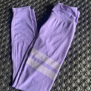 Ett par lila stronger byxor💜 - Ett par lila stronger byxor i bra skick.💕