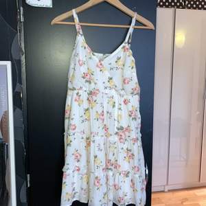 Säljer denna klänning från Hollister som är köpt på Zalando. Den är endast prövad, som i nyskick men säljer då den ej används. Klänningen går ner ungefär till knäna på mig som är 170 cm. Nypris 379, säljer för 250 + frakt.