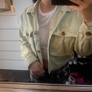 Zara Jeansjacka  - Säljer min mintgröna jeansjacka ifrån Zara, Knappt användt, i mycket fint skick💚💚