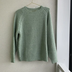 Grön tröja - en tjock grön stickad tröja, strlk s men passar oversized på mig som är xs. Verkligen jättefin, men kommer inte till användning.