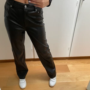 Skinnbyxor  - Säljer dessa skinnbyxorna från nakd. Dem ska vara lita vida vid benen. Fint skick då dem enbart är använda 1 gång 