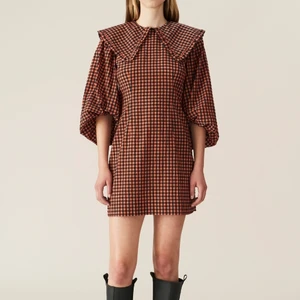 Ganni minidress oanvänd - En fin present köpt på Åhlens som tyvärr aldrig använts, frakt betalas av köparen 🥰