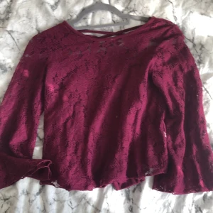 En lila tröja - En lila Blom tröja med line under