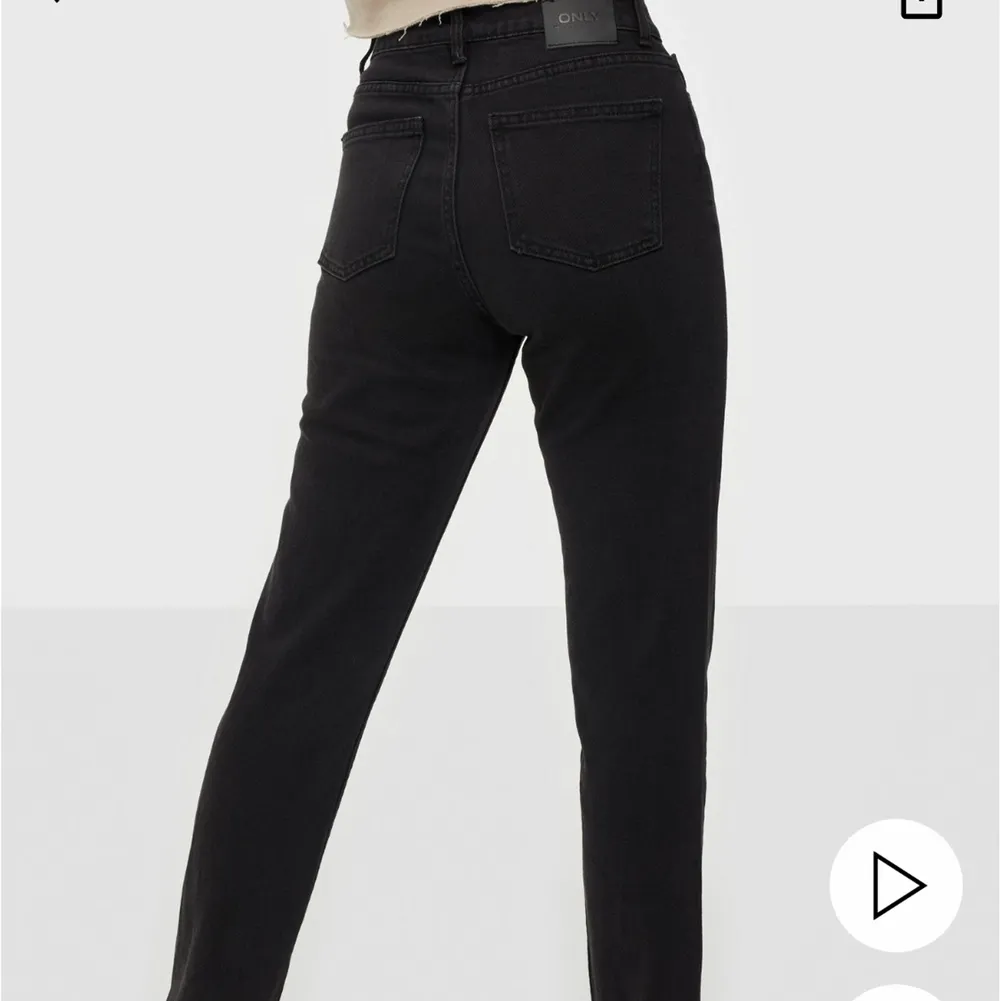 Svarta mom jeans från only, dessa är aldrig använda, storlek 27/30 , 250kr. Jeans & Byxor.