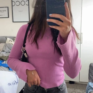 bikbok tröja - fin tröja köpt på bikbok, använd ett fåtal gånger och superfin färg🤍🤍