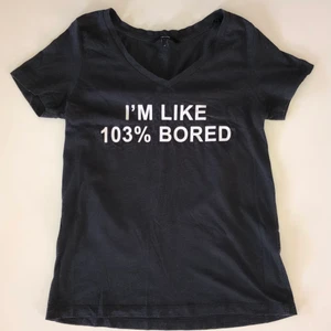  Mörk grå t-shirt  -  T-shirt med tryck, Säljes i fint skick