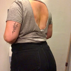 Grå t-shirt  - Grå t-shirt med öppen rygg från Primark. (Hålen har jag inte klippt själv utan så köpte jag den i butik.) Storlek 44. Möts helst upp i Lund eller i närområdet. Hör av er om ni har fler frågor🥰