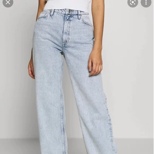 Monki jeans  - Säljer mina monki jeans i storleken 28 men dom har krympt lite❤️ så skulle säga 26 typ❤️ 200kr❤️
