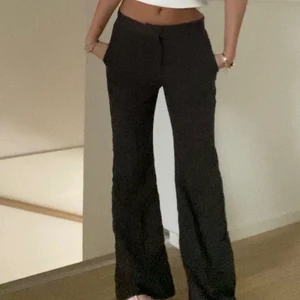 Bruna kostymbyxor - Säljer dessa bruna kostymbyxor! Pga för små för mig! Jag är vanligtvis en 36 men små i storleken! Fint skick!