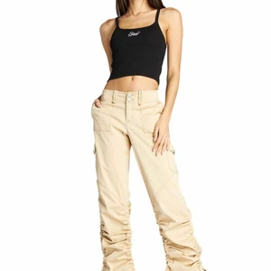 Iamgia beiga cargo byxor - Dessa byxor är från i.am.gia. Inte använda, jag har bara testat dem. Prislappen finns fortfarande kvar. Säljer på grund av att de är för stora. Skulle säga att dessa passar människor M-L beroende på hur du vill att de ska sitta, men även människor som är längre. Jag är 165 och detta gjorde att de blev för långa. Totalt pris blev 1140, med frakt från Australien, men säljer dem för 800. Möts helst men kan även fraktas. Jag kan stå för frakt. 