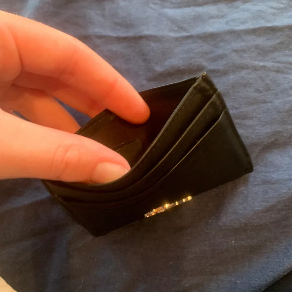 Jag säljer denhär plånboken för har köpt en ny. Den är i nyskick. Säljer för 50kr. Väskor.