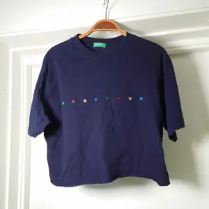 Croppad t-shirt i mörkblått, ingen storleksmärkning men bör vara M. Den är alltså avklippt rakt av🍀