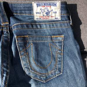 Säljer mina lågmidjade true religion jeans, då jag dessvärre vuxit ur dem. De är i waist 25. Supersnygga och i mycket bra skick!!