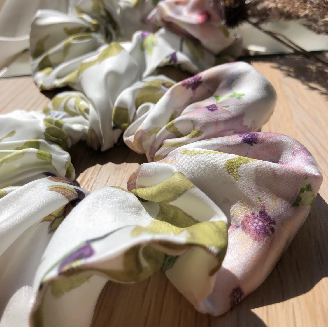 Underbar scrunchie med blommor - 91