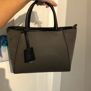 Handväska  - Använt denna väska en gång, så typ helt ny! Super fin lagam stor modell med bra förvaring. Från zara i grå fin färg. 