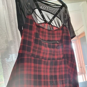 Rockig klänning - Cool klänning med häftig skärning som tyvärr var för stor på mig! Passar dig med lite större hylla