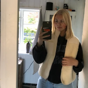 Piecesväst - Säljer min oanvända väst från pieces i strl S⚡️ superfin men inte min stil riktigt, säljer för 250 + frakt✨