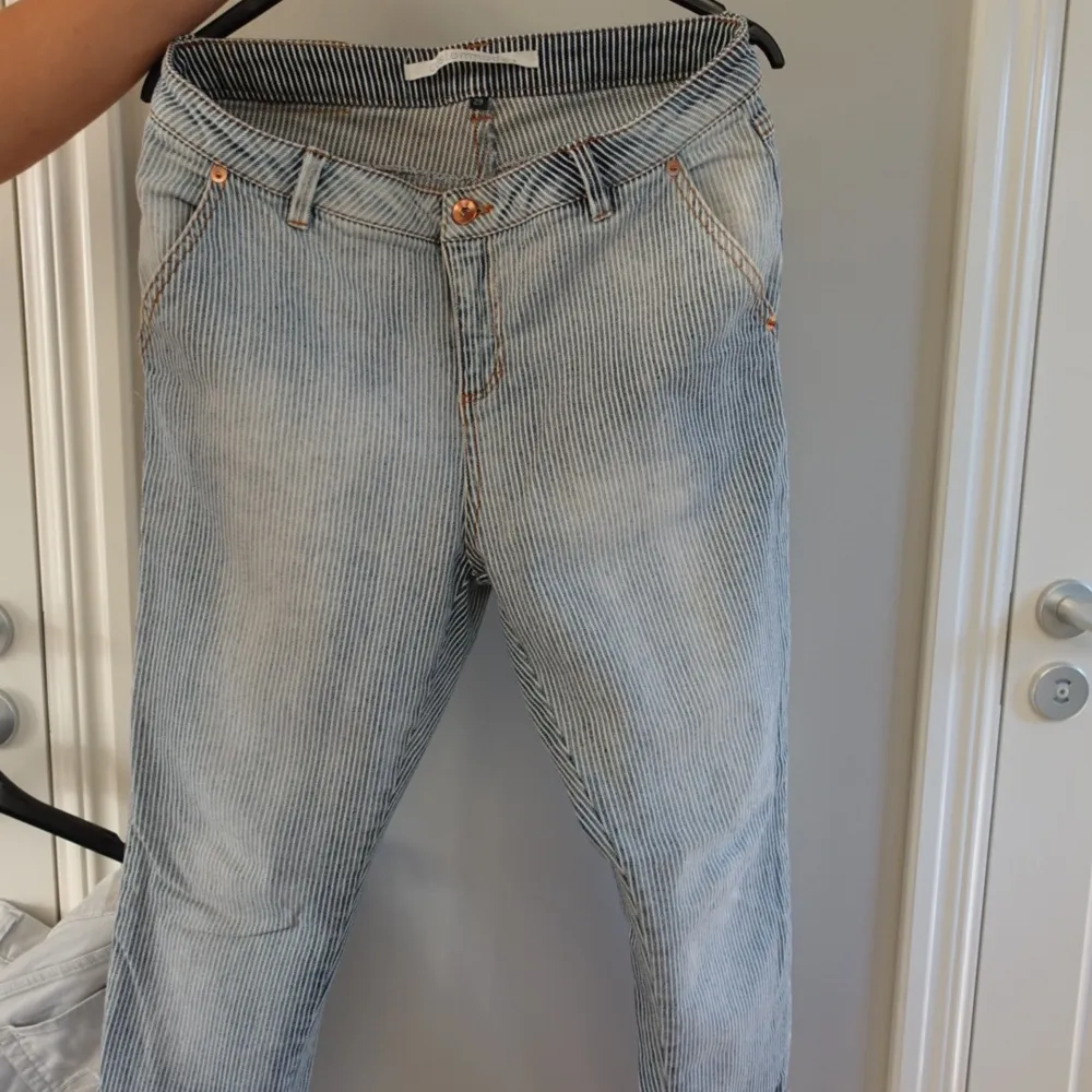 Byxor Custommade.  350kr Blå/vit randiga jeans från märket cutommade. Loose/baggifit. Storlek 29. Jeans & Byxor.