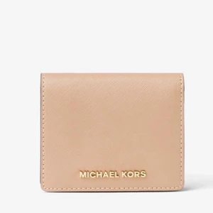 Michael Kors plånbok liten  - Säljer min Michael Korsplånbok. Knappt använd. Köpt på NK i Göteborg. Färgen är puderrosa/beige!! Jättefint skick!! 🥰