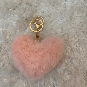 Rosa nyckelring, hjärtformad - rosa nyckelring, hjärtformad. Kan användas på väskan eller på nycklarna. 