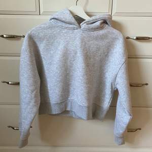 Jättefin ljusgrå cropped hoodie från NAKD, storlek S! Fint skick, sparsamt använd