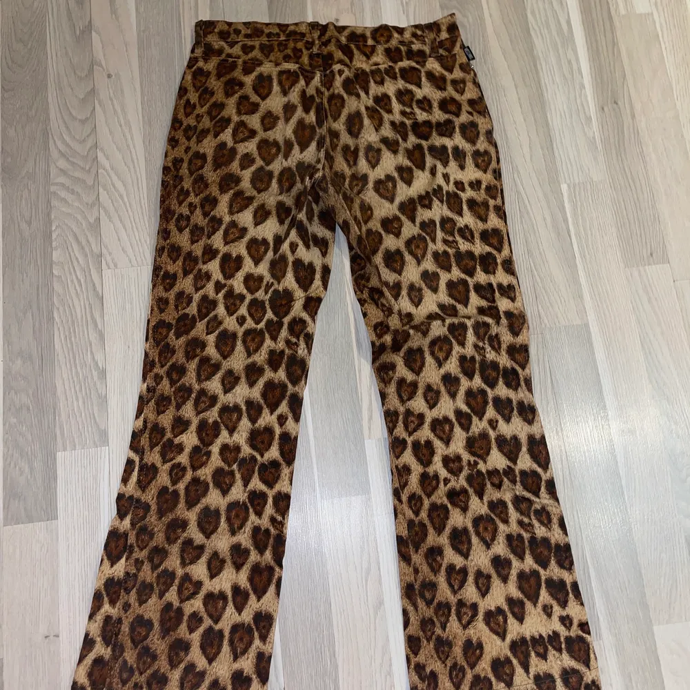 Unika vintage moschino jeans med leopardmönster i hjärtform, storlek 28 och passar storlek 36/s, utsvängda ben och midwaist😍. Jeans & Byxor.