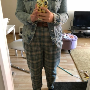 Snygg jeansjacka från HM - Säljer min favoritjeansjacka då den blivit lite liten. Snygg passform, storlek 38. Kan mötas upp i Uppsala. 