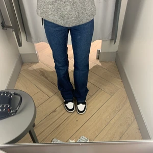 Bootcut - Köpta från hm, gillar ej eftersom att de är inte min stil riktigt💞aldrig använda, jätte bra skick💞budet startar på 200