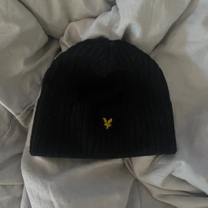 Lyle skott mössa - Säljer denna mössa pgr ingen användning. Har använt den fåtal gånger och den ser ut som ny💕 