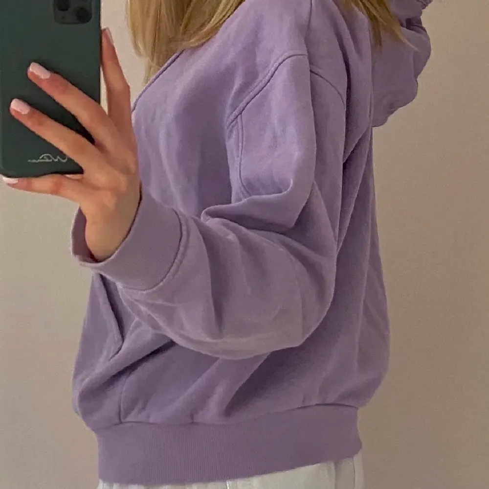 Säljer denna skit sköna lila hoodien💕 perfekt för att lägga till en liten färgklick till outfiten! (Lånade bilder) . Hoodies.