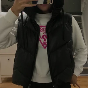 Skinnväst - Supersnygg skinnväst från zara i storlek XS🤍💕 om många är intresserade startar jag budgivning. 