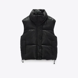 Zara väst  - Skinn väst från zara som är i nyskick, strl M sitter lite oversize snyggt på mig som har s. Buda från 300 eller köp direkt för 500