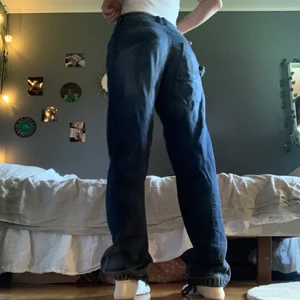Coola vintage jeans - De coolaste vintage jeansen!! Från tidigt 2000tal. Snygga detaljer på benen och fickorna, går att knyta åt längst ner. Sitter lite lågmidjat på mig som har storlek 36. 