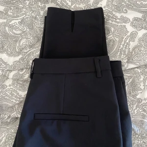 Kostymbyxor  - Säljer dessa helt nya kostymbyxor, endast använda 1 gåmg. Säljer pga för korta för mig (är 177 cm) Sitter skitsnyggt på annars. Har en liten slits nere vid foten. Köparen står för frakt 💞